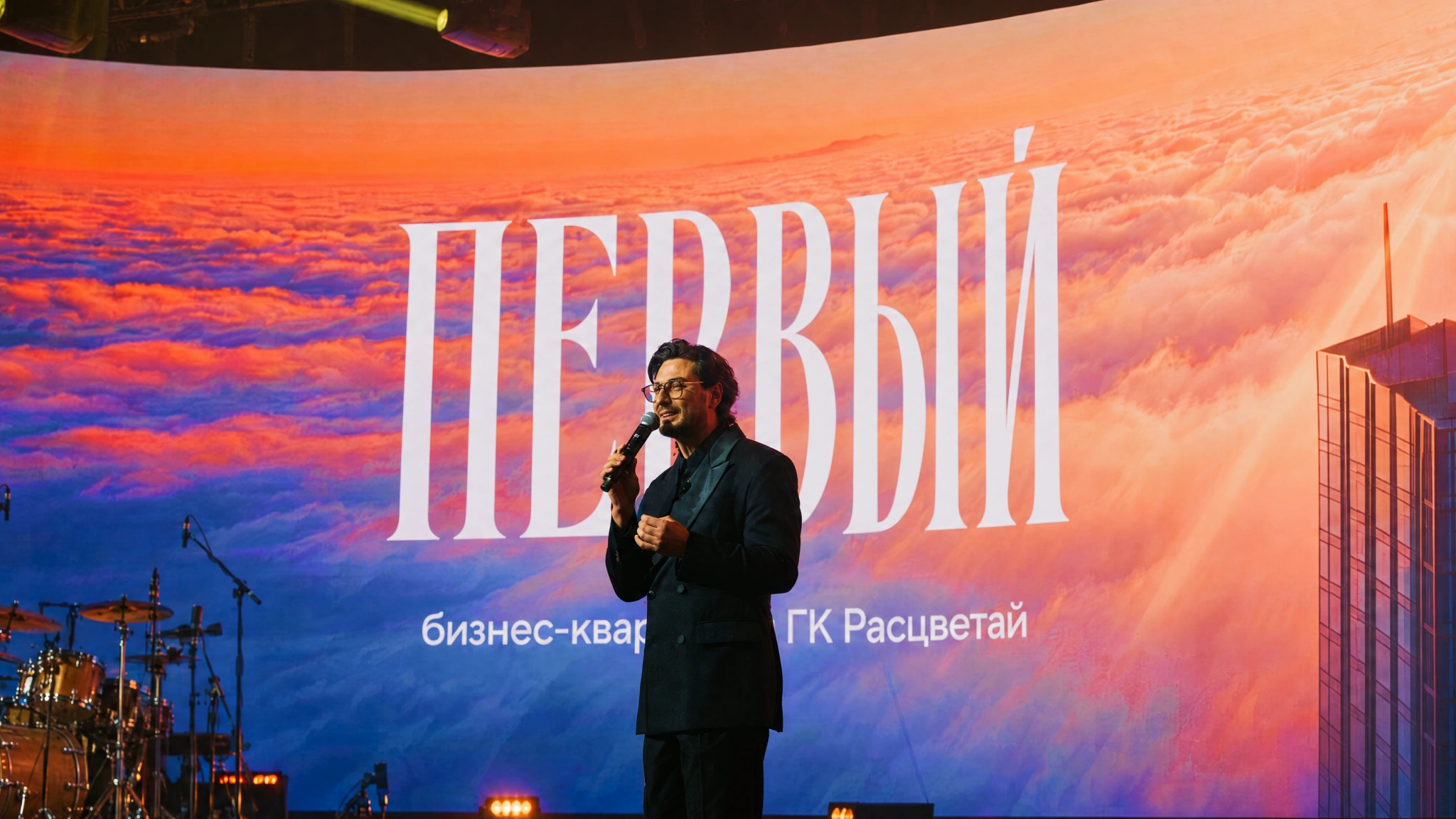 Руслан Исмаилов на сцене бизнес-мероприятия